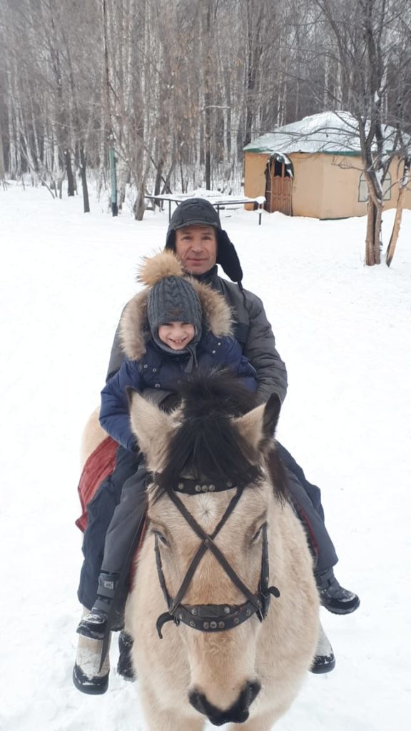 Ахмед на сеансе иппотерапии, оплаченной фондом
